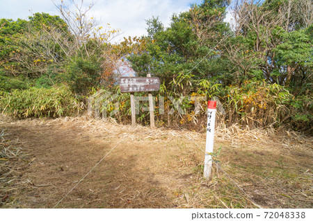 Branch of the mountain trail of Mt. Kurotake Branch of the mountain trail of Mt. Kurotake 72048338