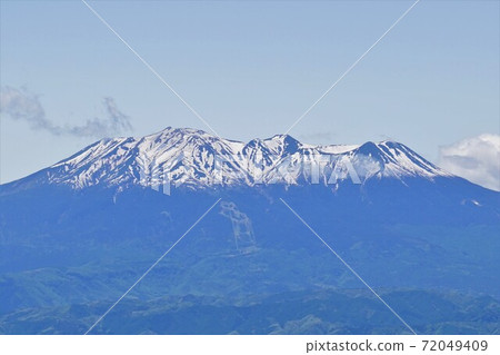 三嶽山和第8站的剩餘積雪。 三嶽山和第8站的剩餘積雪。 72049409