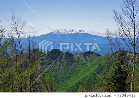 三嶽山和第8站的剩餘積雪。 三嶽山和第8站的剩餘積雪。 72049412