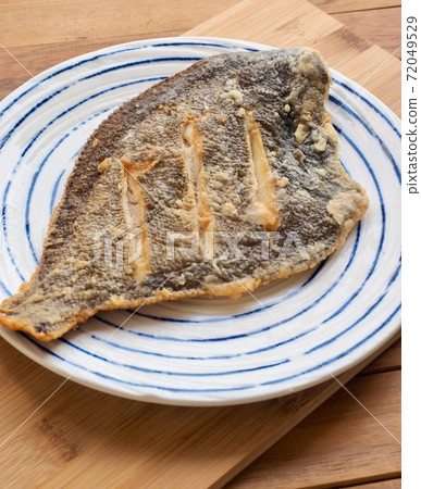 瓷盤上的烤比目魚 72049529