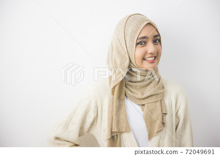 Young asian muslim woman in head scarf smile Young asian muslim woman in head scarf smile 72049691