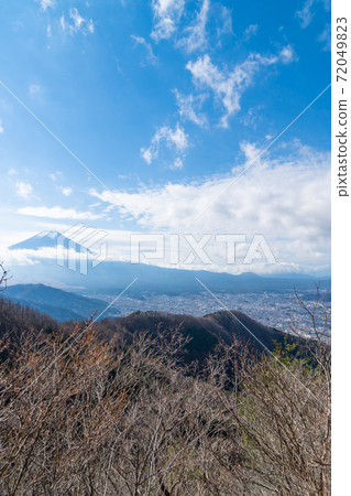 從倉見山的山路看富士山和城市 72049823