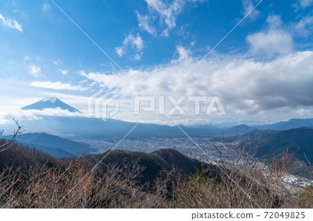 從倉見山的山路看富士山和城市 從倉見山的山路看富士山和城市 72049825