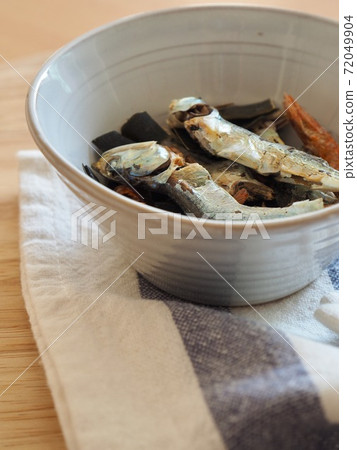Dried fish, anchovy, kelp, shrimp, broth 72049904
