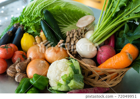 Lots of vegetables lined up in the kitchen 72049951