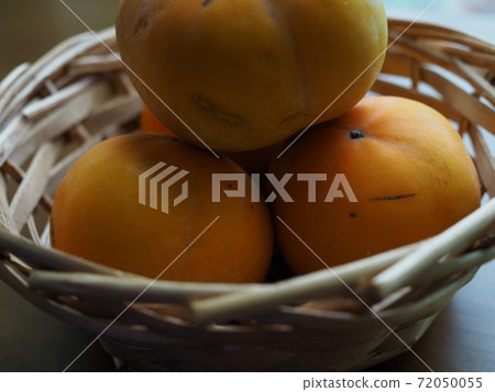 籃子裡的新鮮有機水果柿子 籃子裡的新鮮有機水果柿子 72050055