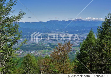 從八號山的南阿爾卑斯山和南Minowa村的城市景觀。 從八號山的南阿爾卑斯山和南Minowa村的城市景觀。 72050095