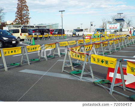 臨時建立一條通道保護行人 臨時建立一條通道保護行人 72050457