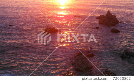 The sea dyed by the setting sun that appeared in the gap between the horizon of the Sea of Japan and the clouds 72050802