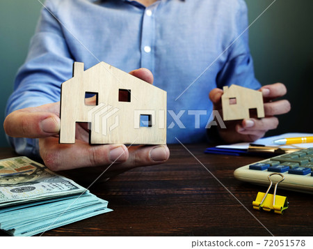 The realtor offers to choose a house. Property search. 72051578