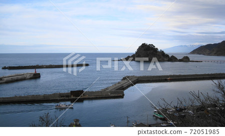 鳥山與白雪覆蓋的山頂，平靜的日本海和白山島 72051985