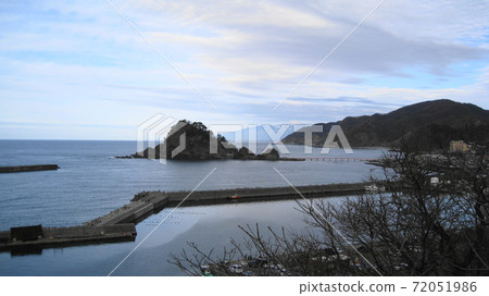 鳥山與白雪覆蓋的山頂，平靜的日本海和白山島 72051986