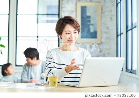 Telework young woman 72053106