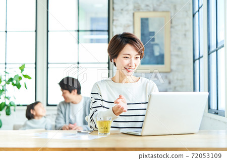 遠程辦公的年輕女子 72053109