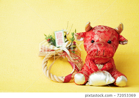 Chinese style beef stuffed animal and New Year's wreath (New Year's card material 2021 Ox year) 72053369