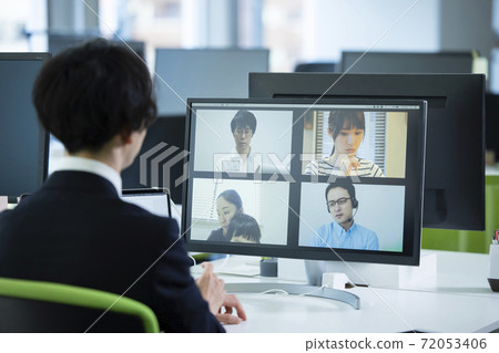 辦公室人與家庭工作人員在線開會 辦公室人與家庭工作人員在線開會 72053406