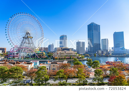 [Kanagawa] Refreshing blue sky and Yokohama Cosmoworld 72053824