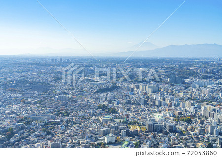 [Kanagawa Prefecture] Yokohama cityscape blessed with fine weather and Mt. Fuji in the haze 72053860