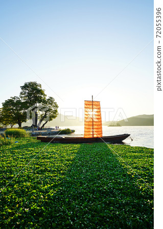 Morning of the Balinese 72055396