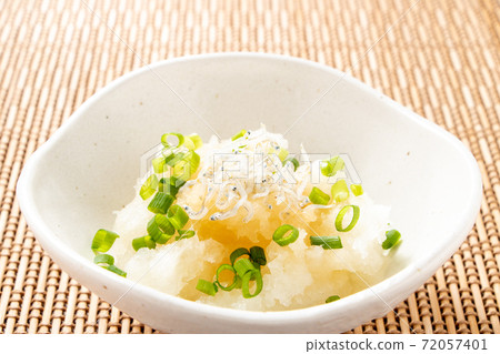 蘿蔔絲（與chirimenjako和蔥）。 72057401