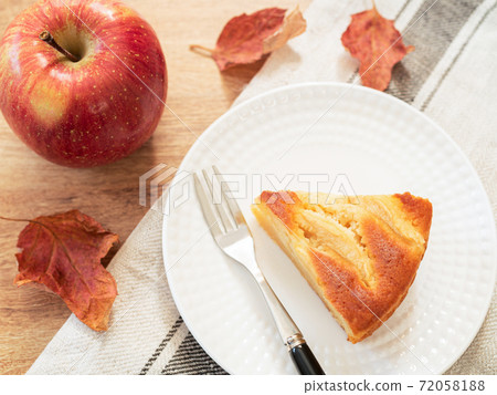 酸奶絨球和新鮮的蘋果 酸奶絨球和新鮮的蘋果 72058188