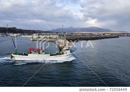 Photographing the morning scenery of a scallop fishing boat leaving Shikabe Port in Shikabe Town, Hokkaido in late autumn Photographing the morning scenery of a scallop fishing boat leaving Shikabe Port in Shikabe Town, Hokkaido in late autumn 72058449
