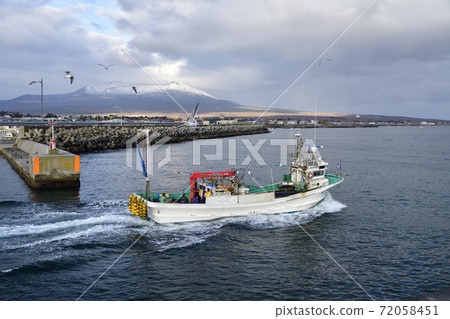 Photographing the morning scenery of a scallop fishing boat leaving Shikabe Port in Shikabe Town, Hokkaido in late autumn Photographing the morning scenery of a scallop fishing boat leaving Shikabe Port in Shikabe Town, Hokkaido in late autumn 72058451