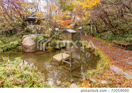 Choja Pond in autumn colors at the summit of Mt. Gozaisho, Komono Town, Mie Prefecture 72059000