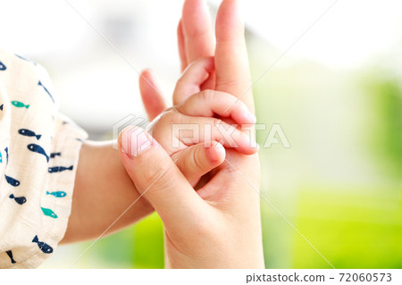 Mother and baby hold hands Parent-child contact Mother and baby hold hands Parent-child contact 72060573