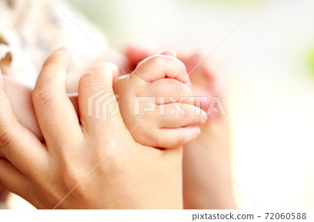 Mother and baby hold hands Hold both hands and touch parent and child Mother and baby hold hands Hold both hands and touch parent and child 72060588
