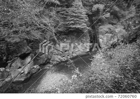 山間溪流景觀單色 山間溪流景觀單色 72060760