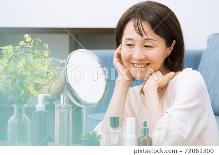 看在鏡子的婦女的秀麗圖像 72061300