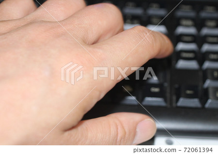鍵入計算機的男性手 鍵入計算機的男性手 72061394