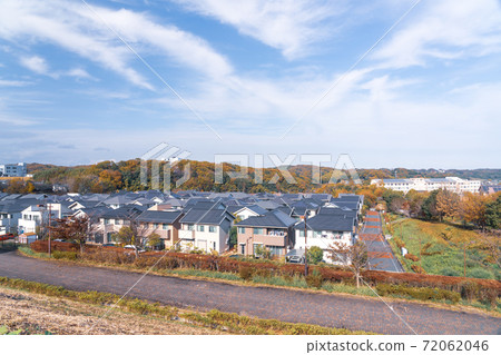 從山上俯瞰的郊區住宅區 從山上俯瞰的郊區住宅區 72062046