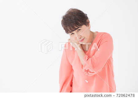 A woman suffering from stiff shoulders 72062478