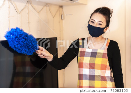 House cleaning  72063103