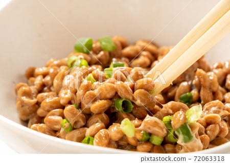 Stir the natto with chopsticks. Stir the natto with chopsticks. 72063318