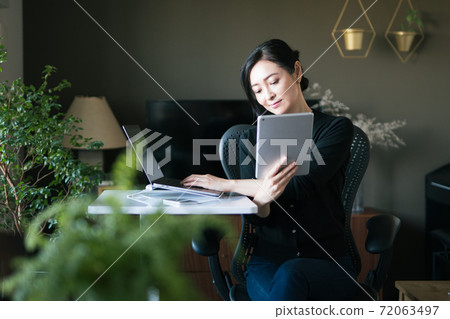 40多歲的女性在家工作 40多歲的女性在家工作 72063497
