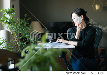 40多歲的女性在家工作 72063498
