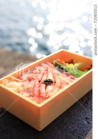 Delicious red snow crab crab sushi 72065013
