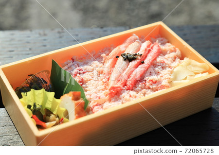 美味的紅色zuwai蟹蟹壽司 72065728