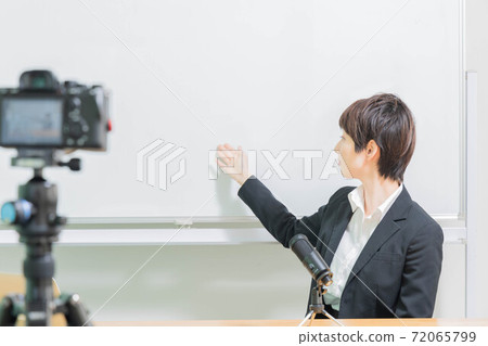 在線授課的年輕女教練 在線授課的年輕女教練 72065799