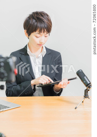在線授課的年輕女教練 在線授課的年輕女教練 72065800
