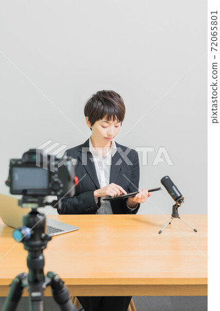 在線授課的年輕女教練 72065801