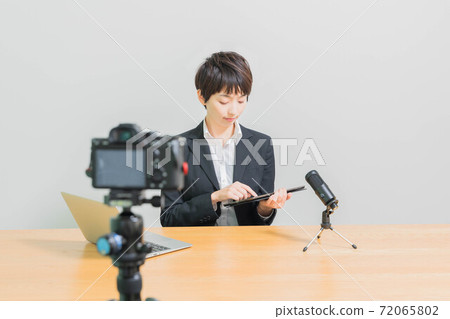 在線授課的年輕女教練 72065802
