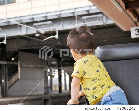 孩子們在車站的長椅上等火車 孩子們在車站的長椅上等火車 72066248
