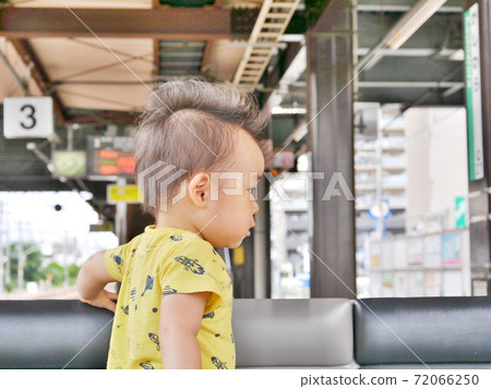 平台長凳上的小孩 72066250