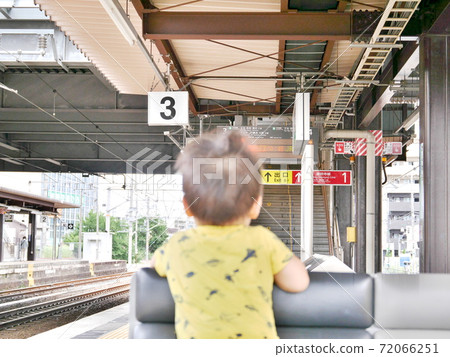 車站長椅孩子 車站長椅孩子 72066251