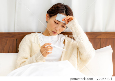 女性不適發燒床 72066291