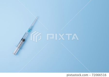 藍色背景和注射器 藍色背景和注射器 72066516